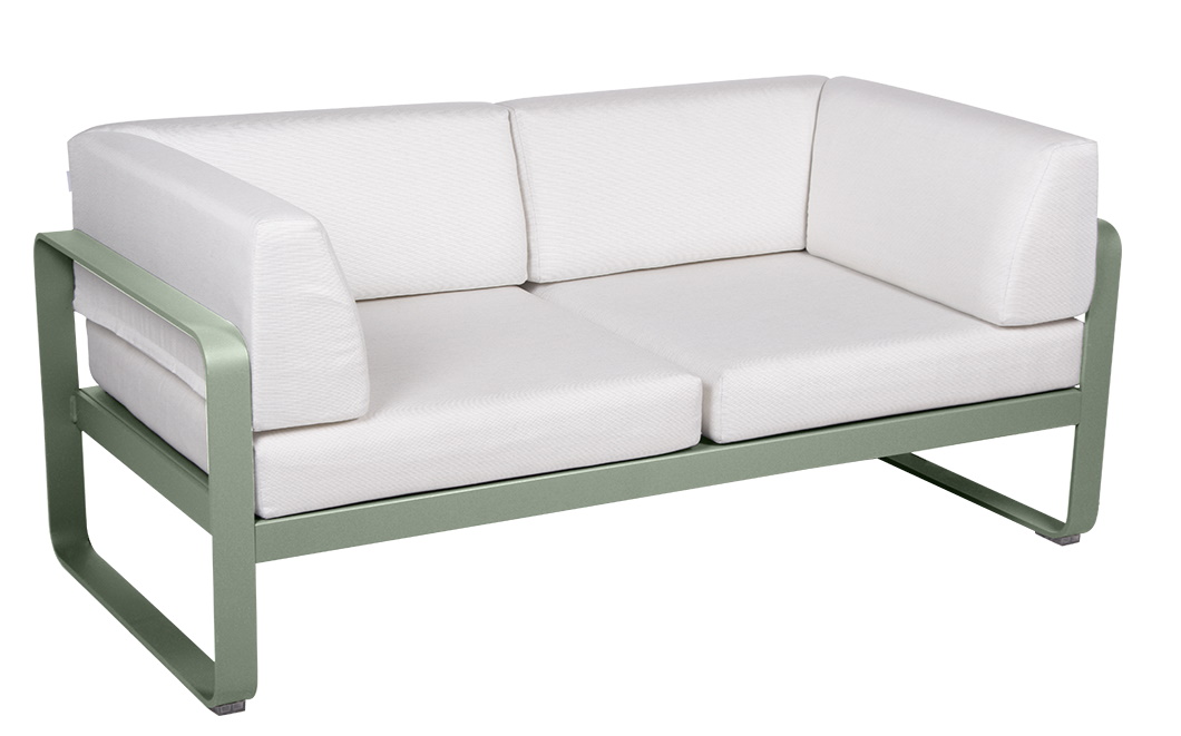 Bellevie 2-Sitzer Outdoor Sofa von Fermob mit hellgrünem Gestell und weißen Polstern.