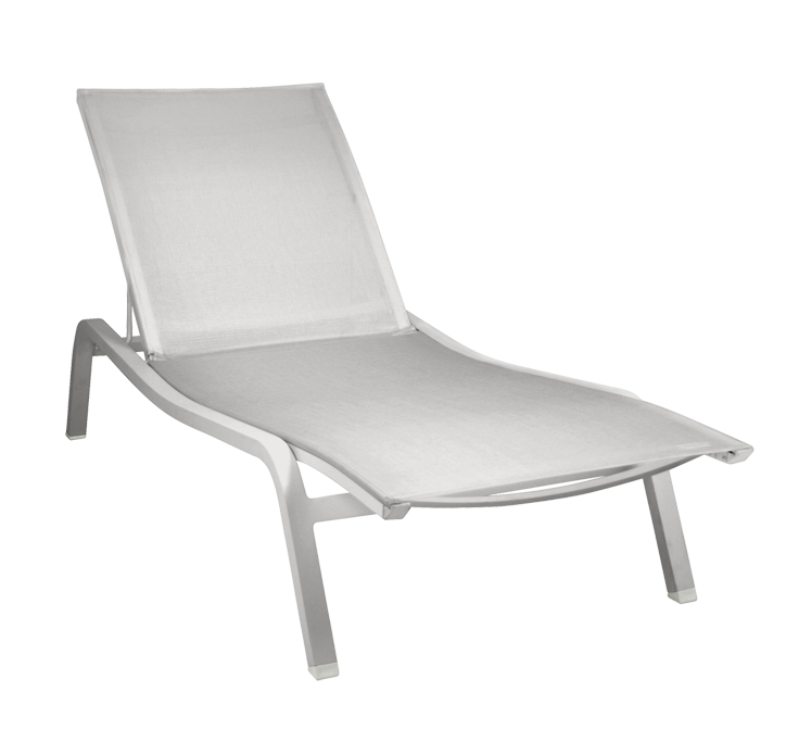 Weiße Alizé Sonnenliege von Fermob, ideal für Garten, Terrasse und Balkon. Bequeme Liegefläche.