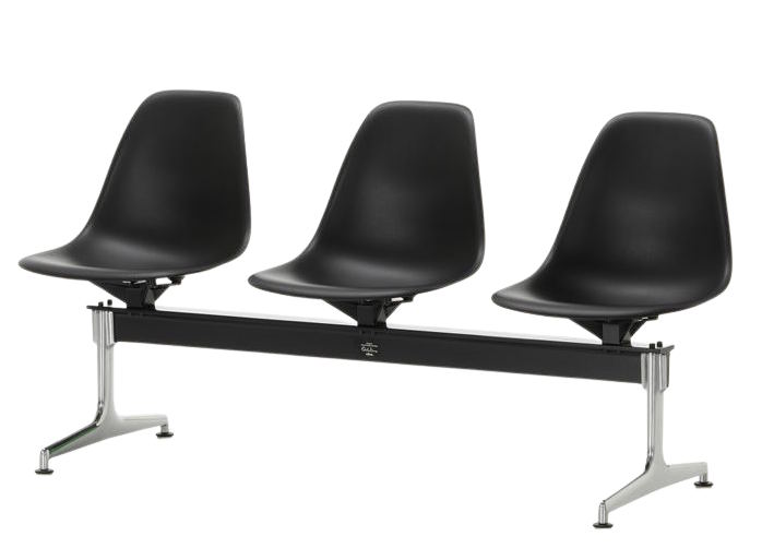 Eames Plastic Side Chair RE op een Vitra-bank met vakwerkconstructie