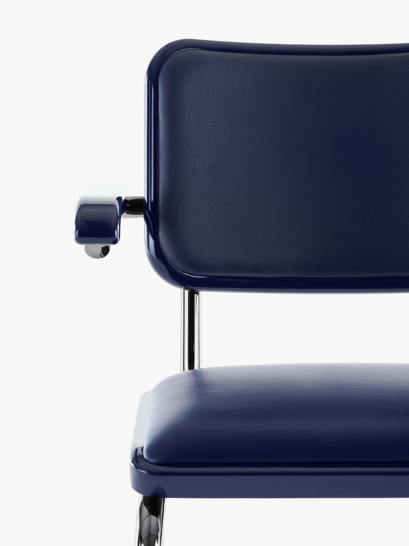 Detailaufnahme des blauen JS. Thonet by Jil Sander S 64 P Freischwinger Stuhls mit verchromtem Stahlrohrgestell und Armlehne.