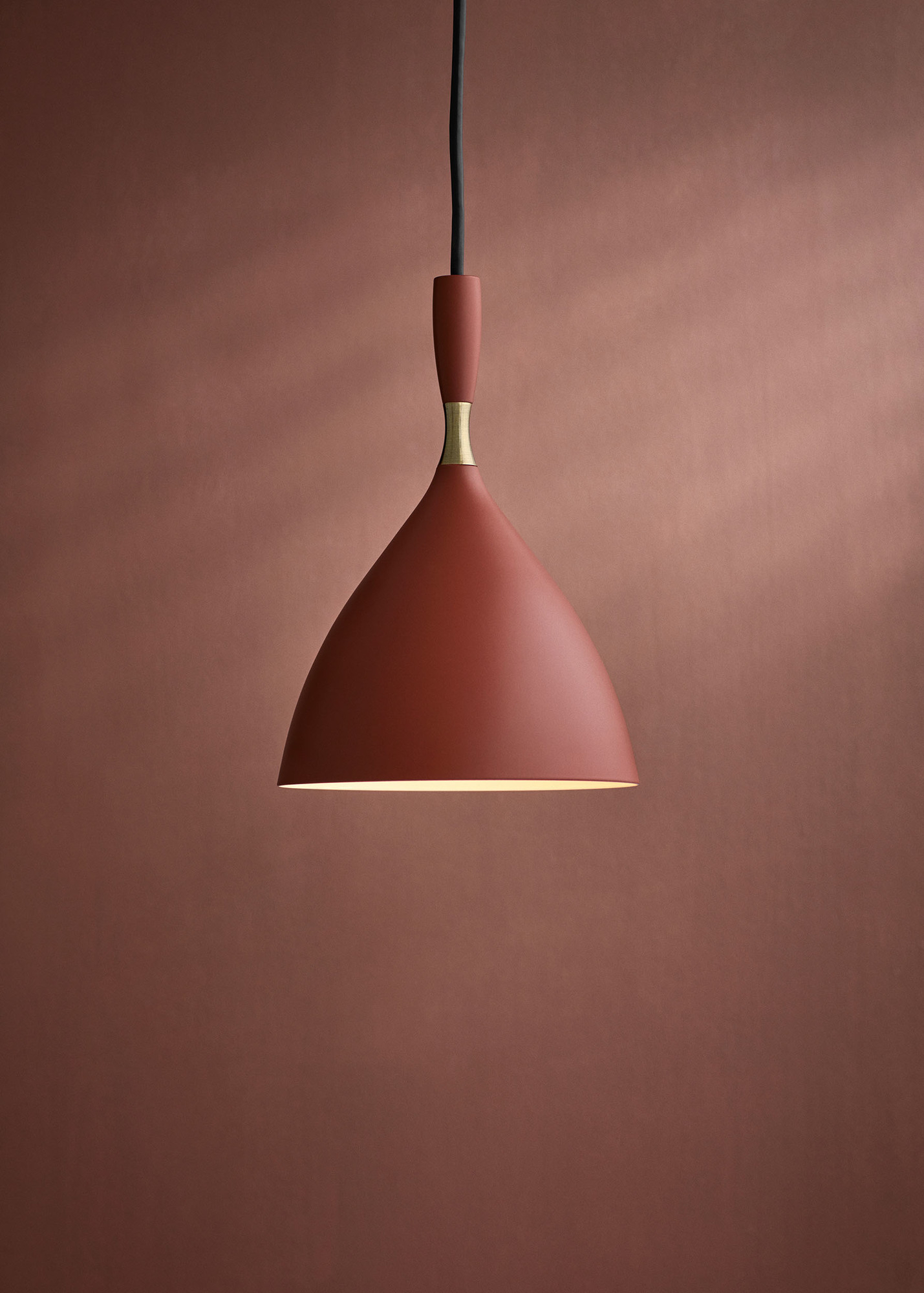 Nahaufnahme der Northern Dokka Pendelleuchte in Terrakotta, modernes Design für Wohnzimmer und Esszimmer.