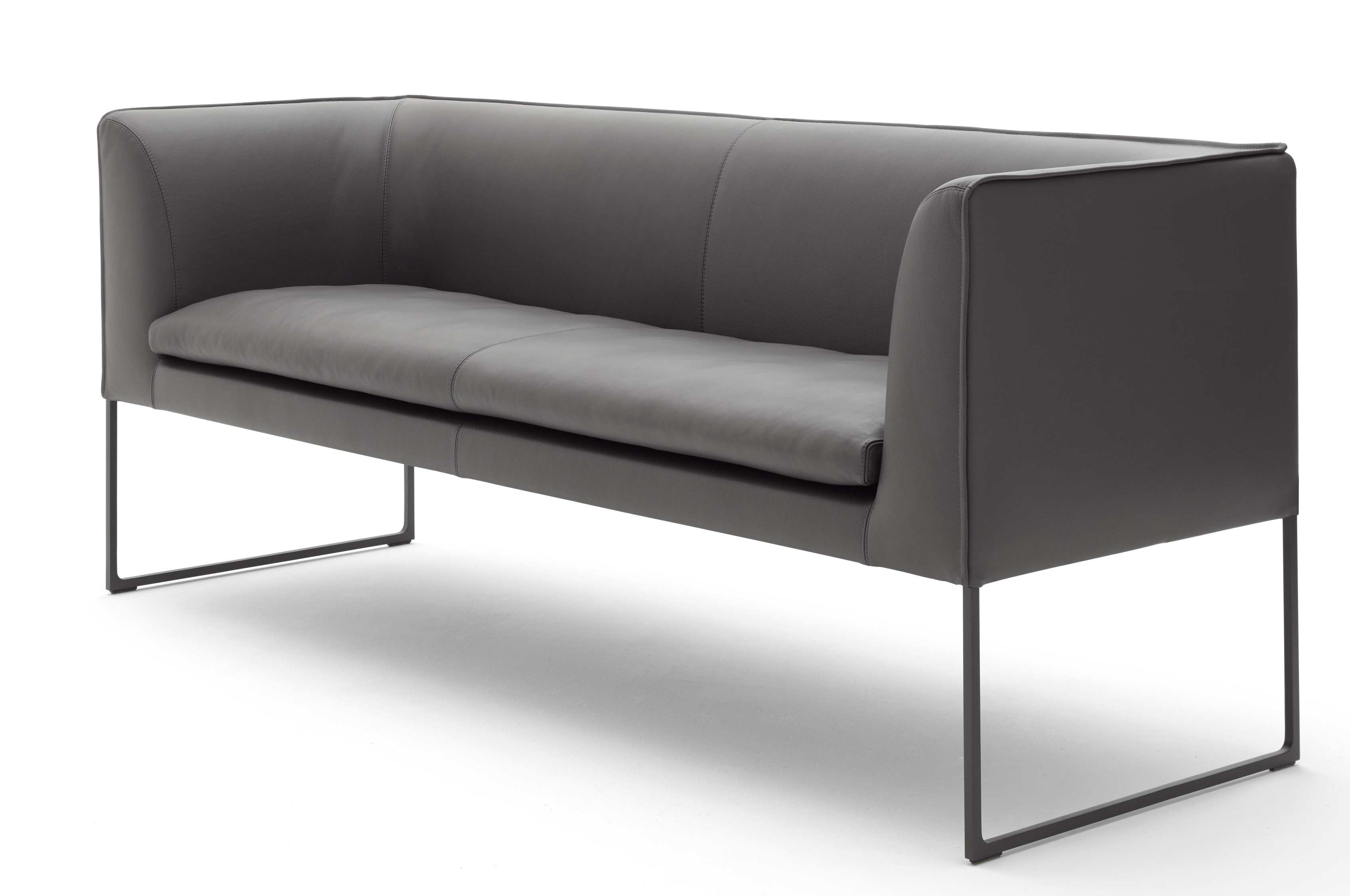 Graue Mell Polsterbank von Cor mit minimalistischem Design und schwarzen Metallbeinen.