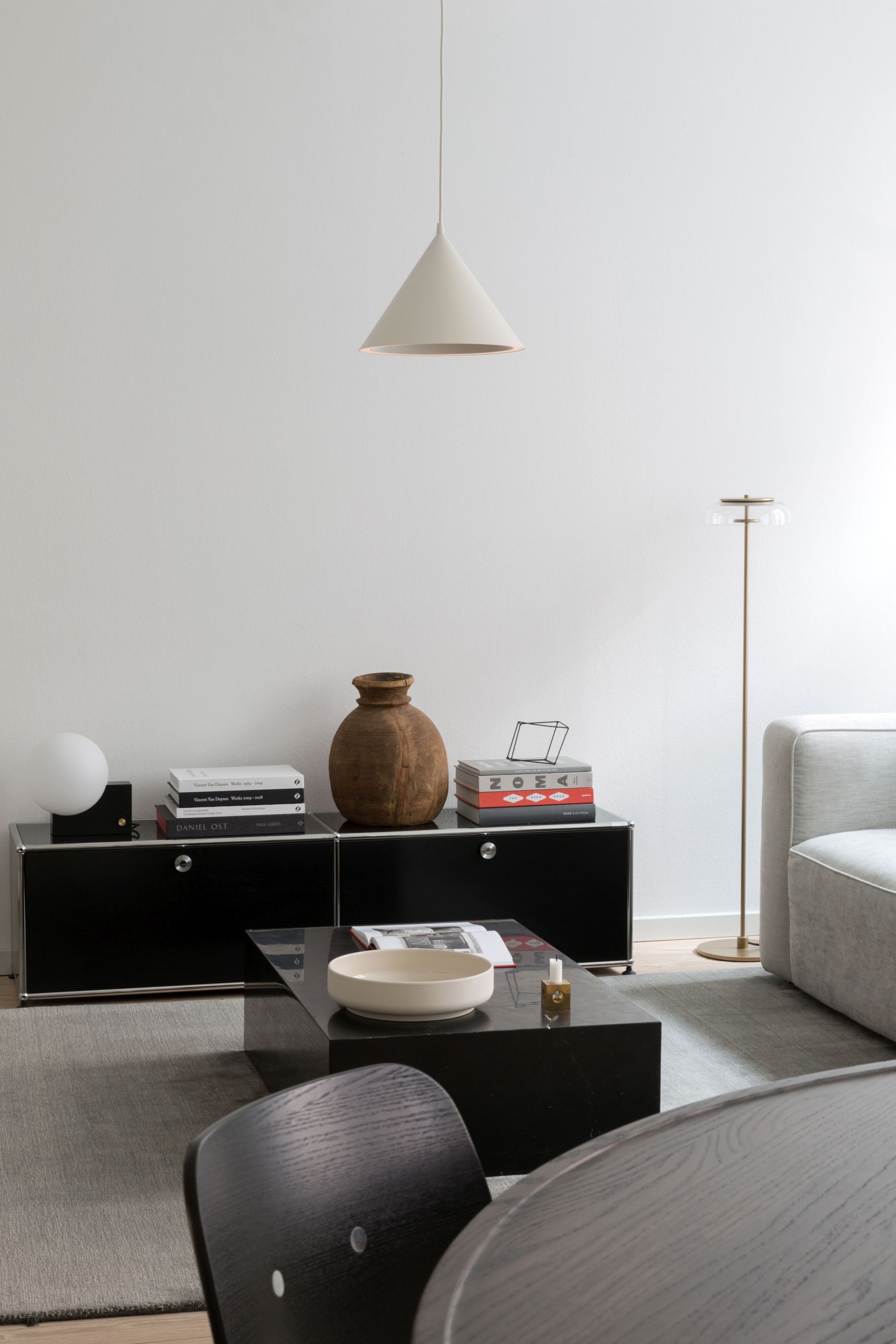 Moderne Inneneinrichtung mit Woud Annular Pendelleuchte in Weiß, minimalistisches Design für Wohnzimmer und Esszimmer.