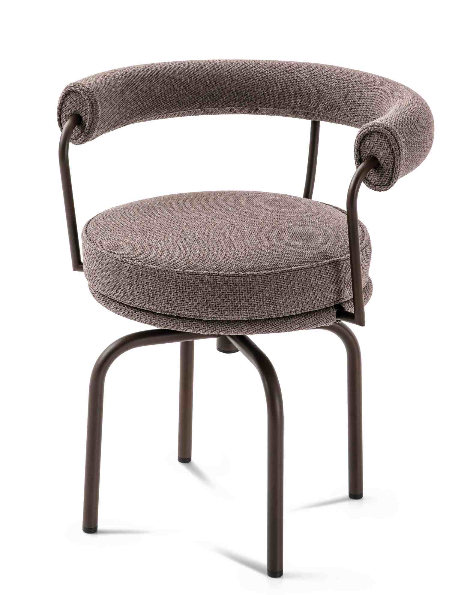 Cassina 7 Fauteuil Tournant: Drehsessel für den Außenbereich mit braunem Stoffbezug und filigranem Metallgestell.