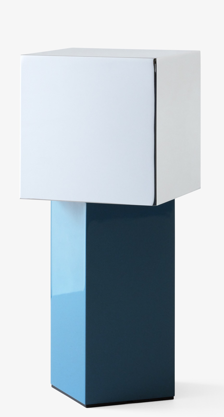 Pivot ATD7 Tischleuchte von AndTradition, moderne Akkuleuchte in Blau und Weiß, quadratisches Design.