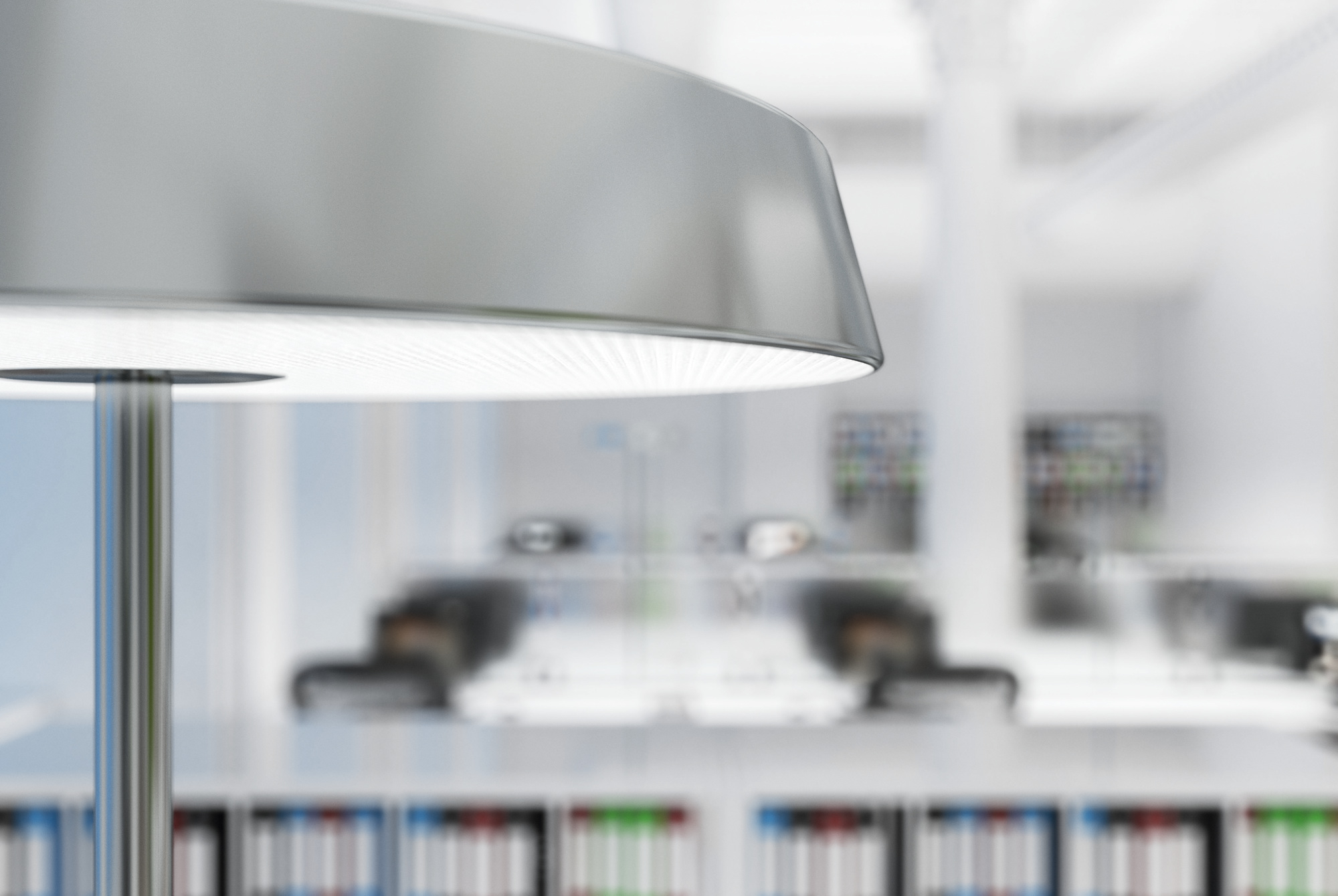 Koi S LED Stehleuchte von Belux, moderne Bürobeleuchtung mit hellem, indirektem Licht.
