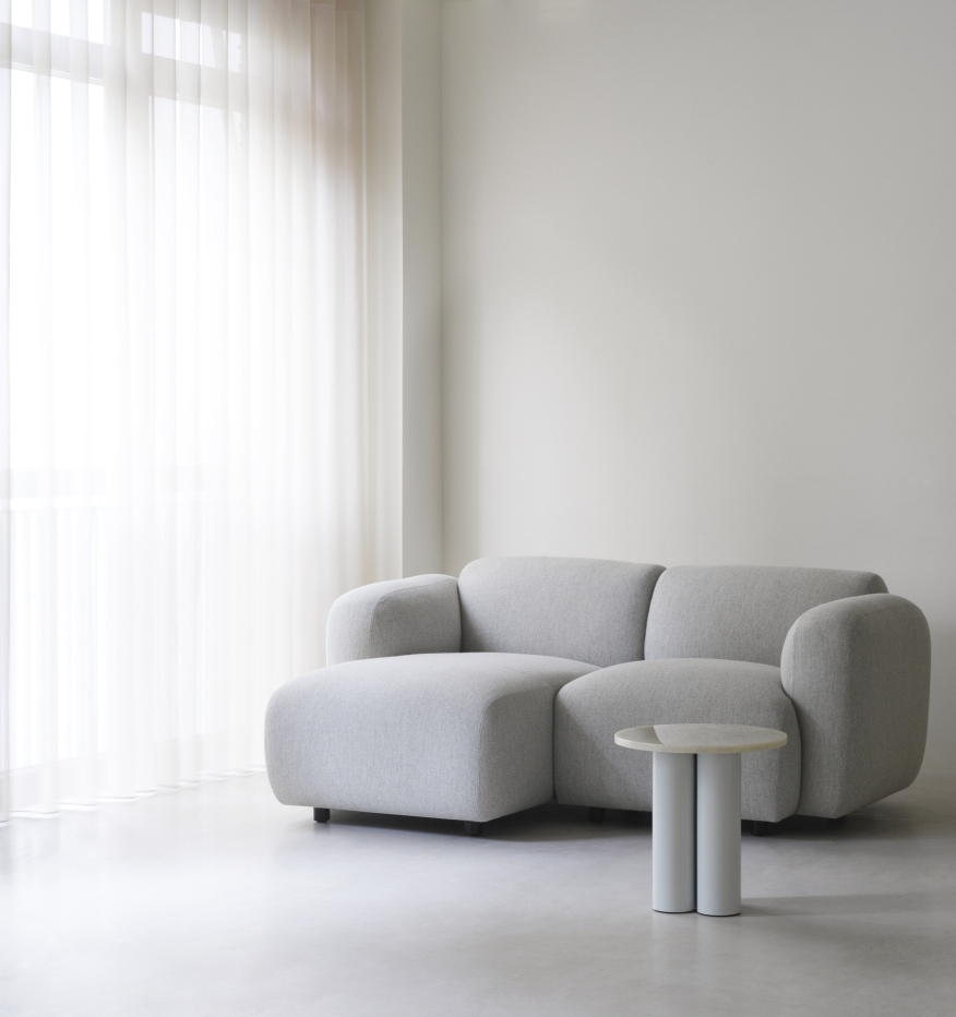 Heller Wohnraum mit grauem Sofa und Dit Coffee Table Beistelltisch von Normann Copenhagen, modernes skandinavisches Design.