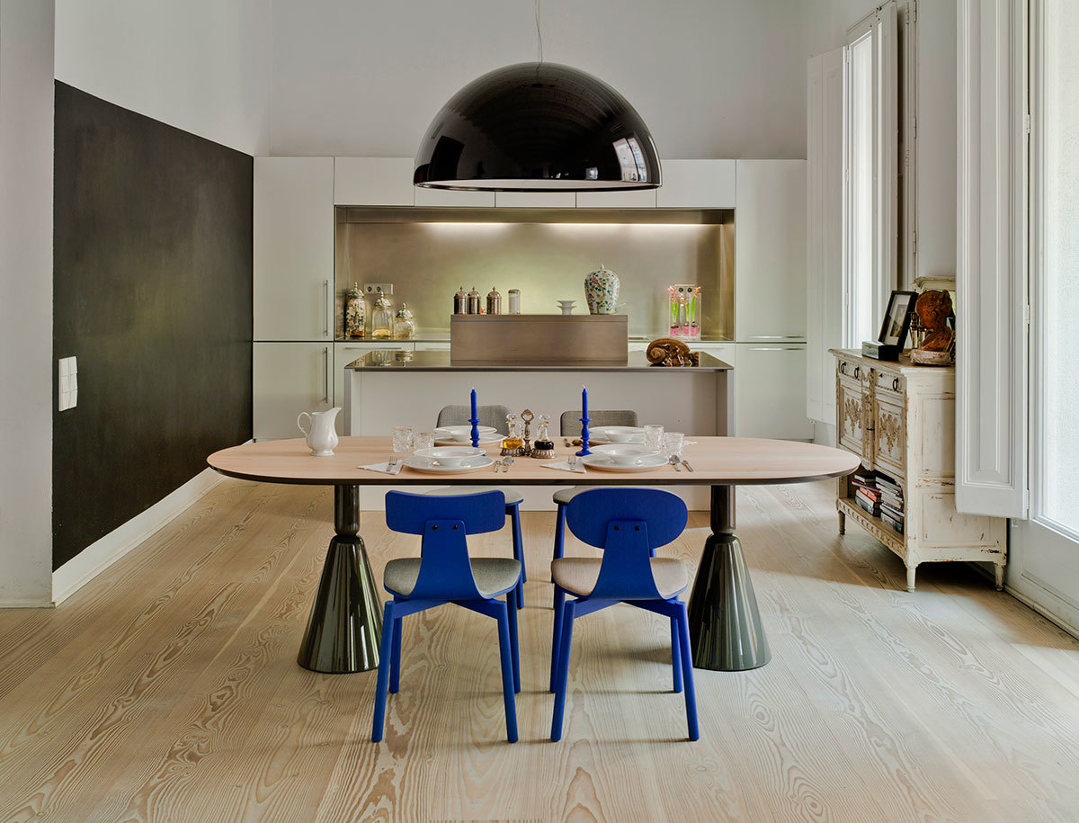 Esszimmer mit ovalem Holztisch, blauen Stühlen und Design-Lampe. Sancal Pion Esstisch im modernen Interieur.
