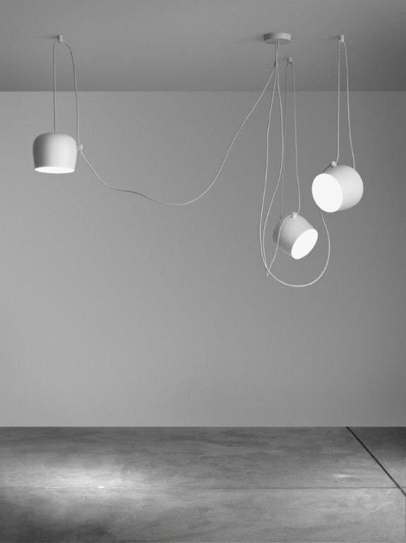 Weiße Aim Pendelleuchte von Flos, 3-flammig, modernes Design für Wohnzimmer und Essbereich.