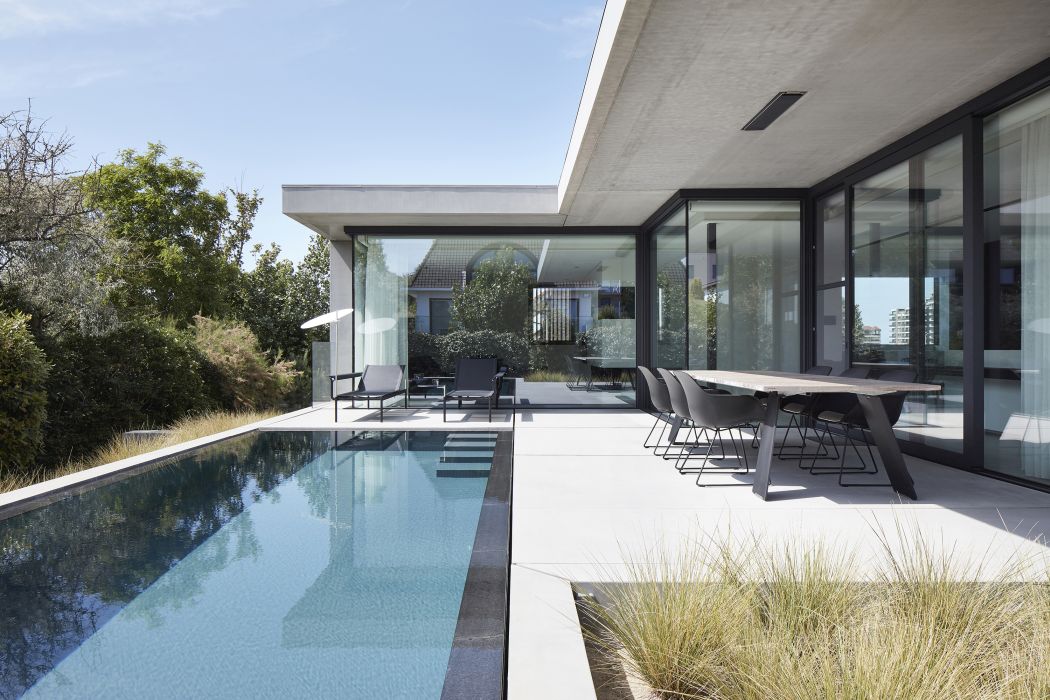 Außenbereich mit Pool und Sol + Luna Outdoor Lounge Möbeln von Extremis.