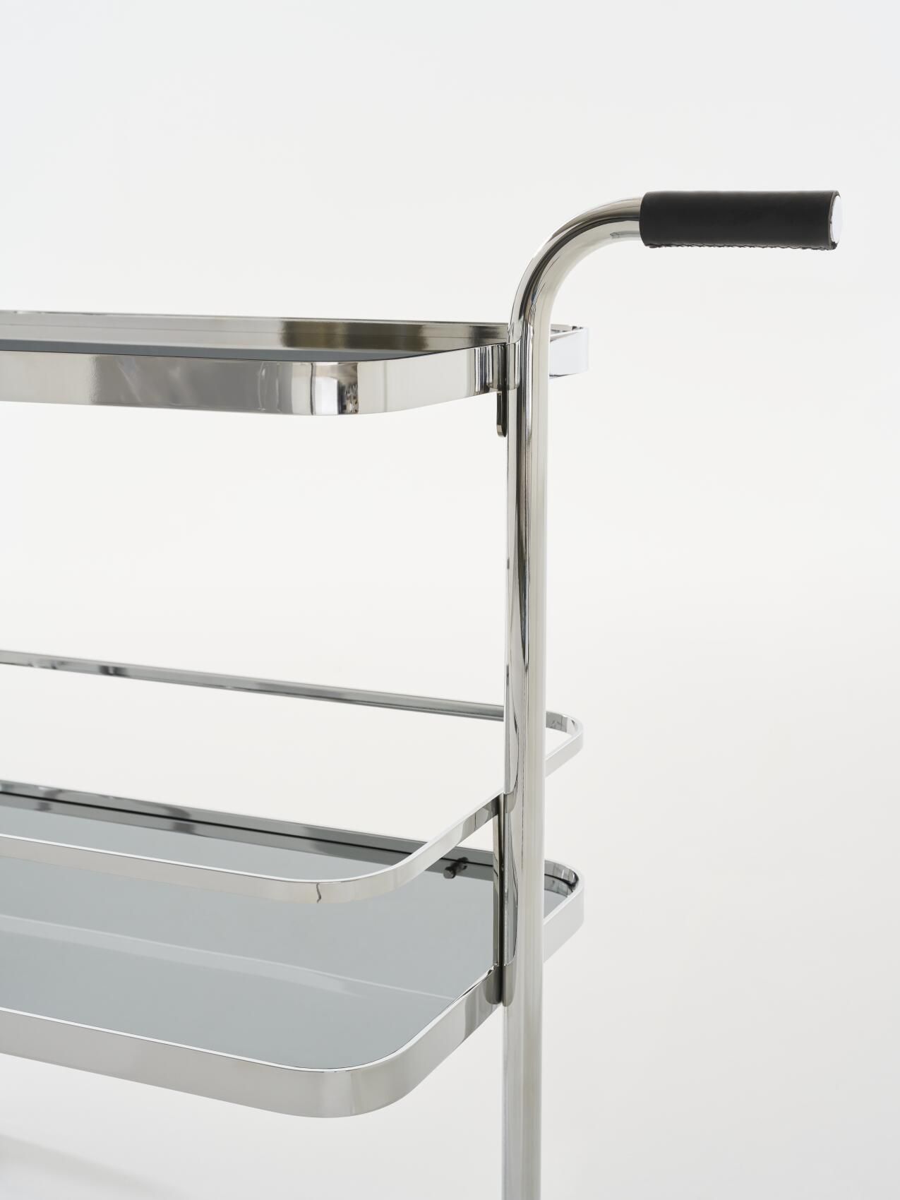 Detailaufnahme des Thonet S 179 Barwagens mit drei Ablageflächen und verchromtem Stahlrohrgestell.