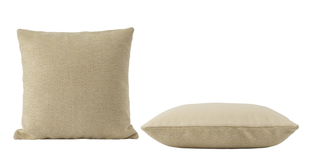 Mingle Cushion Kissen von Muuto, quadratisch, beige meliert, daneben längliches Kissen mit beiger Oberseite.