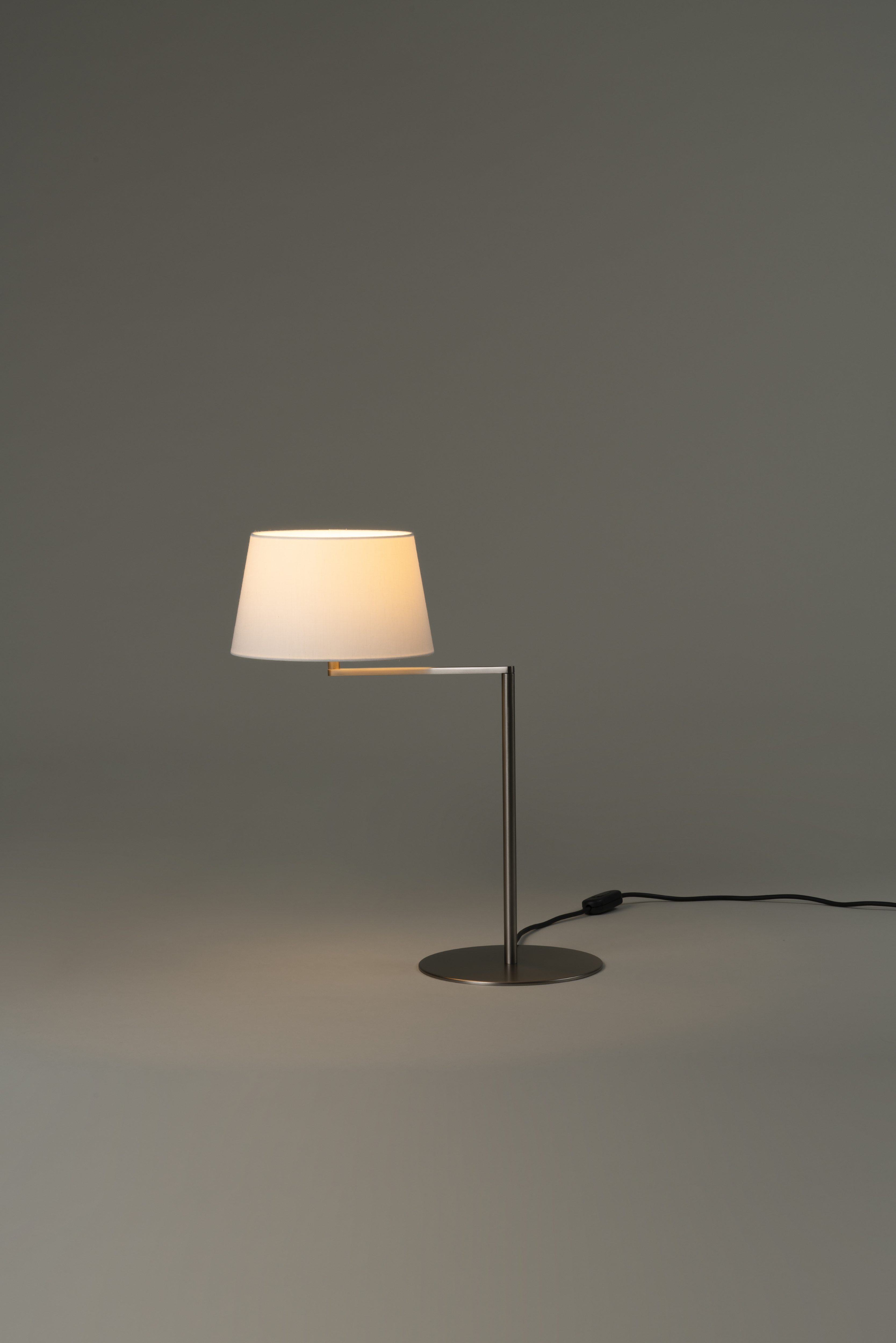 Americana Tischleuchte von Santa & Cole mit Stoffschirm und Stahlfuß, modernes Design für Nachttisch oder Schreibtisch.