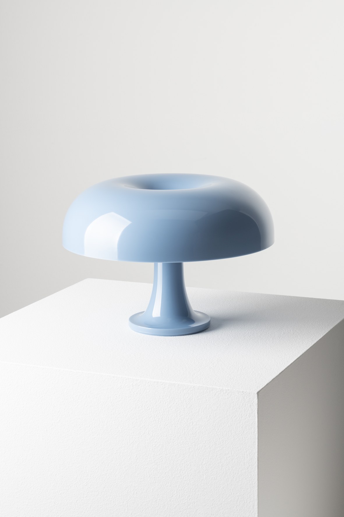 Nessino Tischleuchte Artemide in Hellblau: Pilzförmige Designlampe für Wohnzimmer und Schlafzimmer.