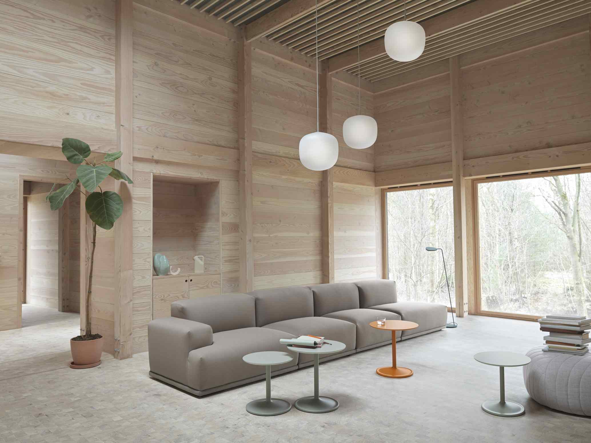 Muuto Soft Side Table Beistelltisch in modernem Wohnzimmer mit Sofa, Lampe und Holzwand für stilvolles Interieur.