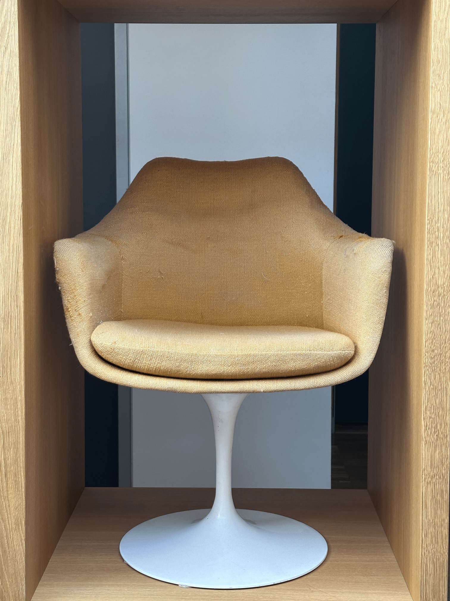 Beiger Tulip Armlehnstuhl mit weißem Fuß, Vintage Designstuhl für Wohnzimmer oder Büro.