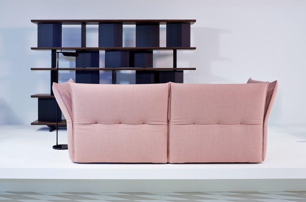 Rückansicht des rosa Vitra Mariposa Sofas mit hohem Rücken und seitlichen Flügeln.