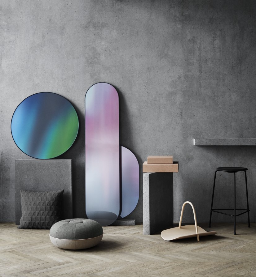 Grauer Pouf Small Hocker von Fritz Hansen im modernen Wohnzimmer-Interieur, bequeme Sitzgelegenheit.