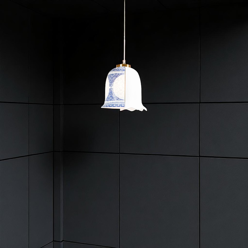 Seletti Hybrid Lauvia Deckenleuchte mit blau-weißem Porzellanmuster und glockenförmigem Lampenschirm vor schwarzer Wand.