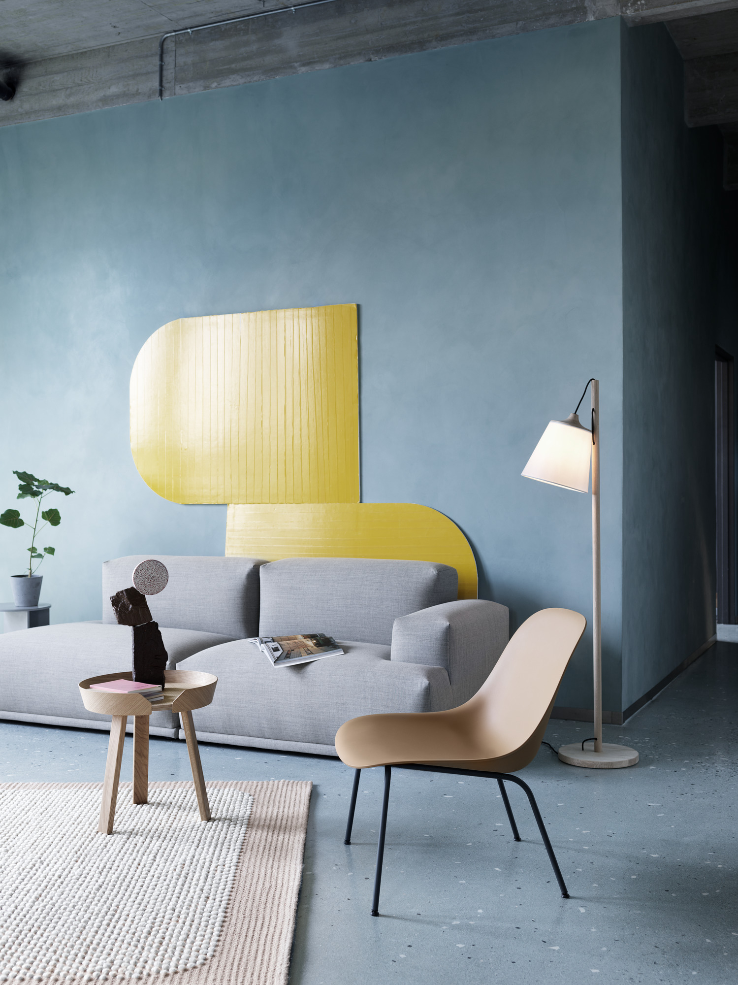 Muuto Around Coffee Table Small Beistelltisch aus Holz im modernen Wohnzimmer mit Sofa und Lampe.