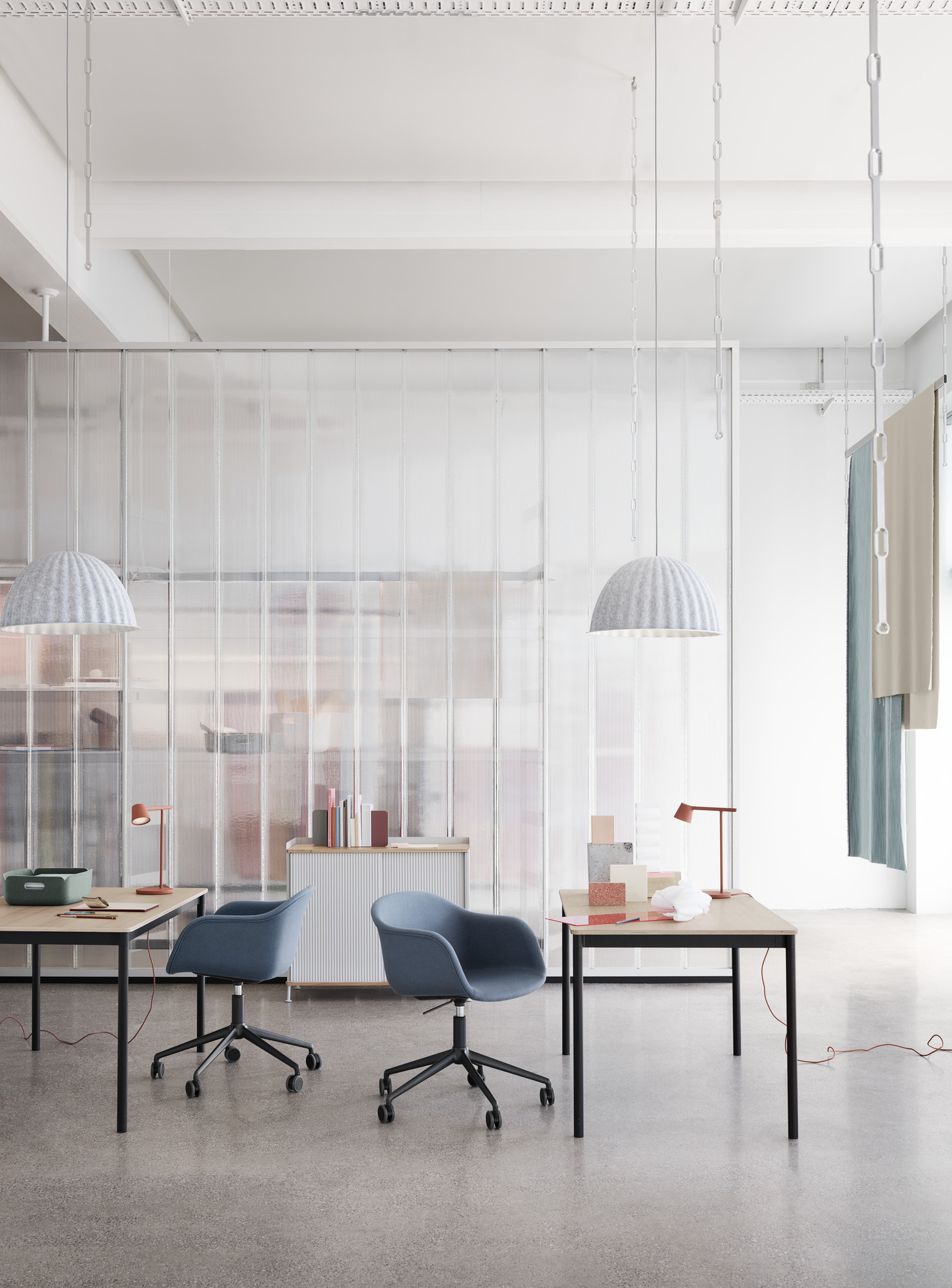 Heller Raum mit zwei Muuto Base Tischen und Bürostühlen, ideal für modernes Büro oder Homeoffice.