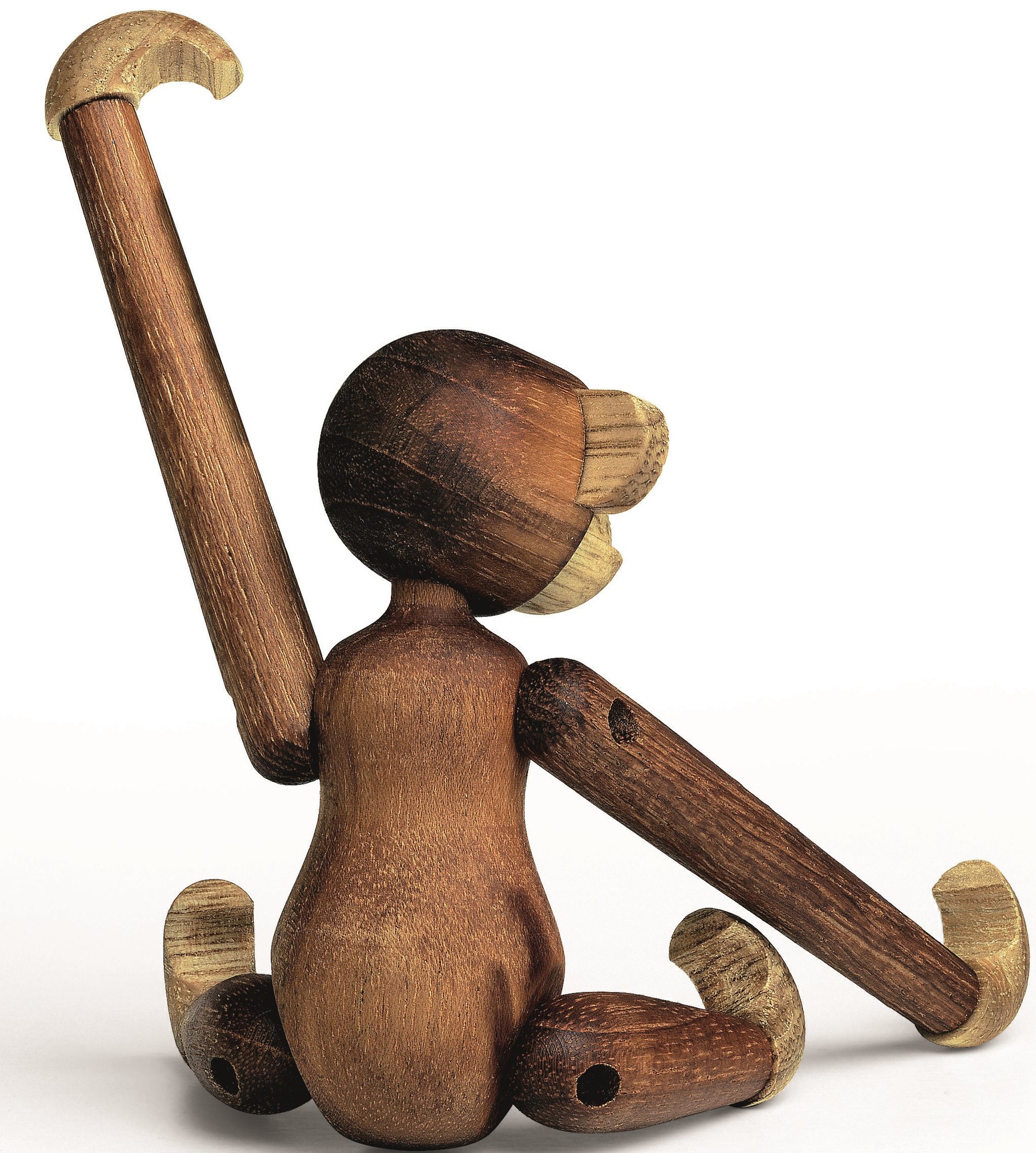 Detailaufnahme des Kay Bojesen Affen, einer kleinen Holzfigur aus Teakholz, sitzend auf weißem Hintergrund.