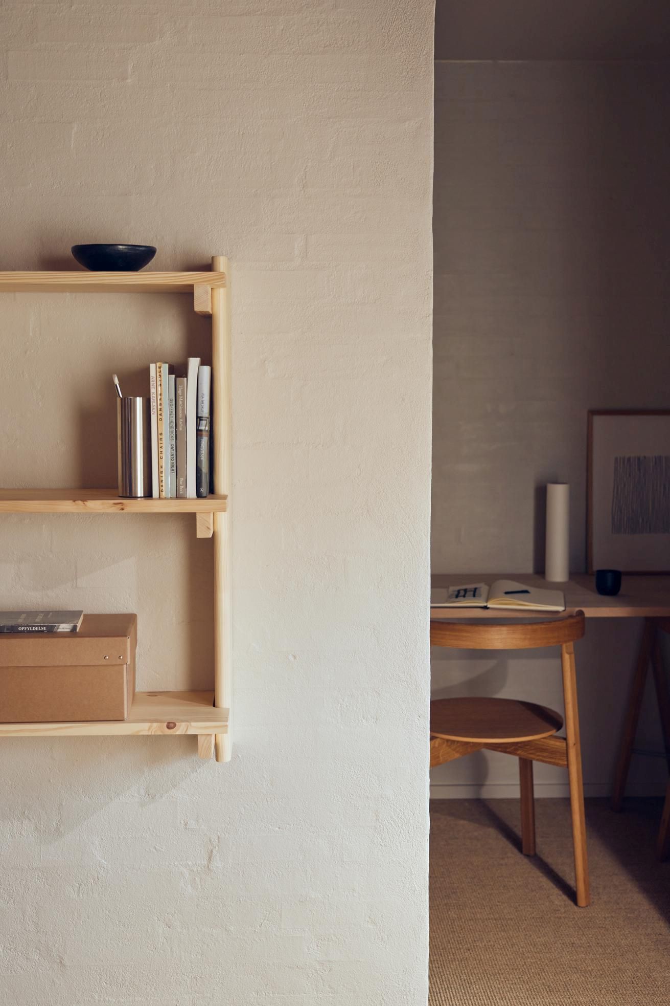Beam Wandregal von Form & Refine mit drei Fächern an einer weißen Wand, skandinavisches Design.
