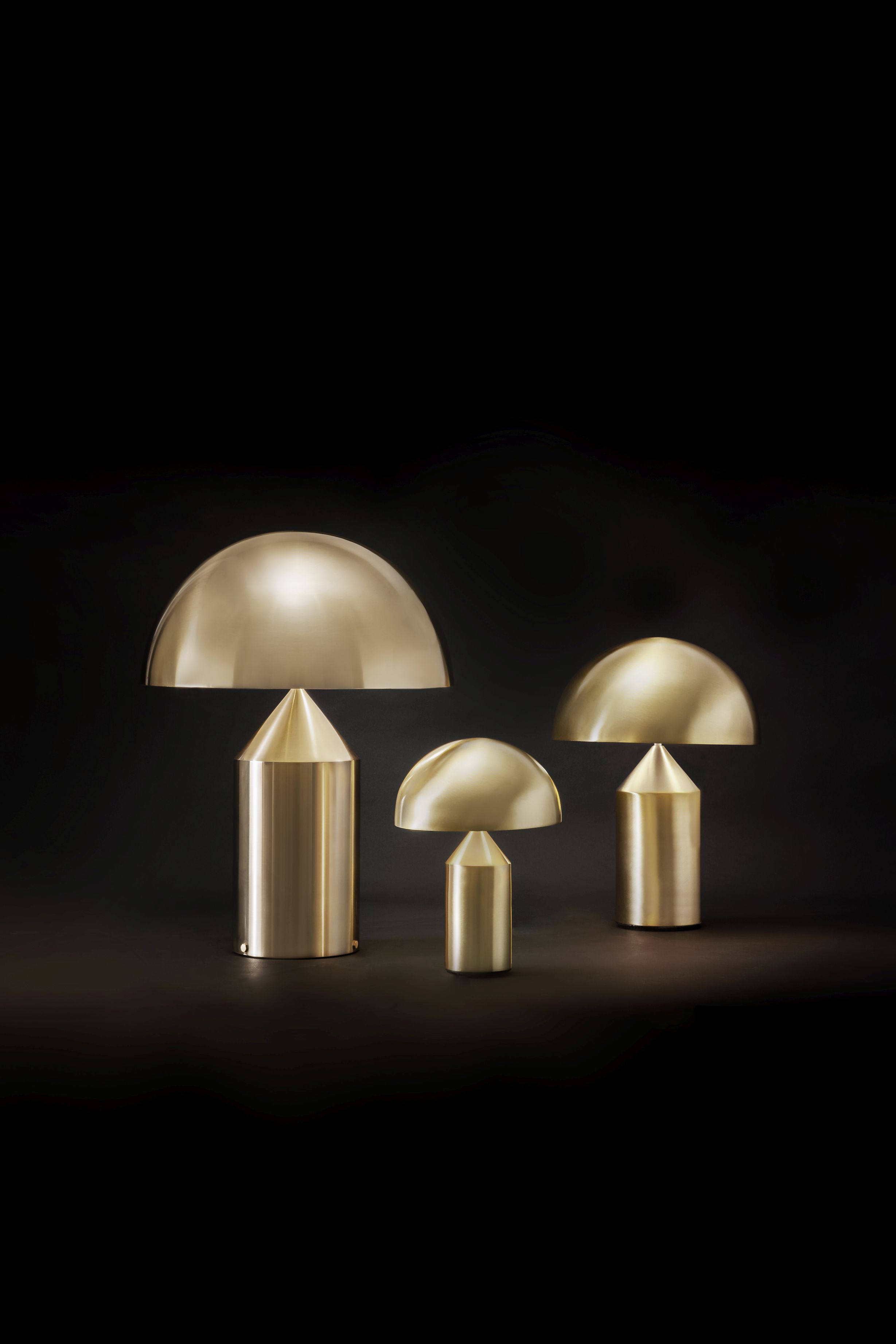 Drei Atollo Tischleuchten von Oluce in Gold, verschiedene Größen, Pilzdesign, moderne Innenbeleuchtung.