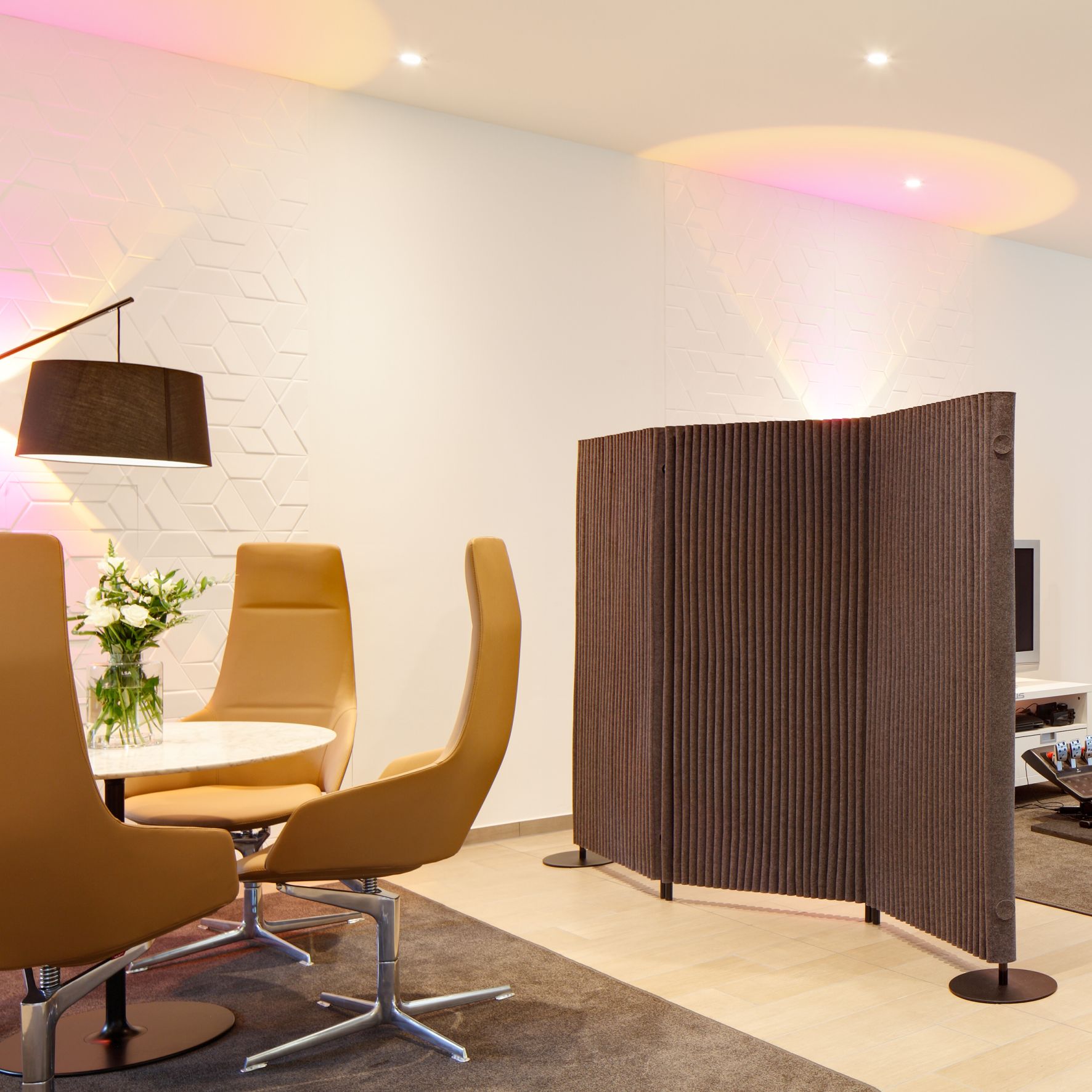 Welle Paravent von Hey-Sign als Raumteiler im modernen Wohnzimmer mit Tisch und Stühlen.