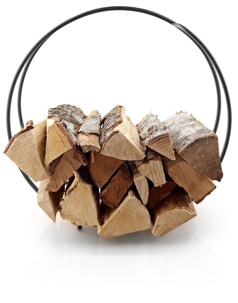 FireGlobe Brennholzhalter: Rundes, schwarzes Metallgestell gefüllt mit gespaltenem Brennholz. Dekorative Kaminholz Lagerung.