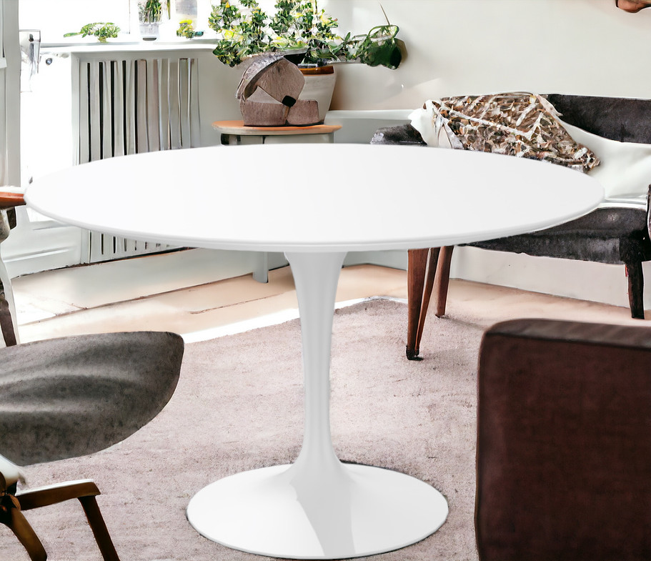 Weißer Saarinen Lounge Tisch von Knoll International mit runder Tischplatte und zentralem Fuß im Wohnzimmer.