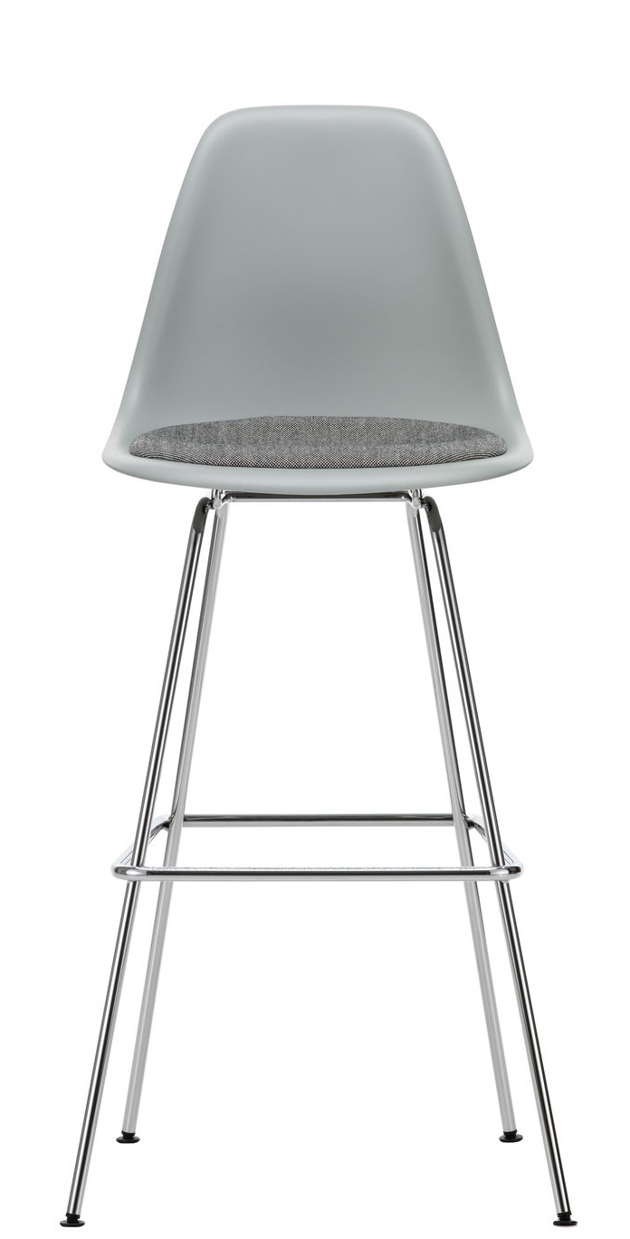 Vitra Eames Plastic Bar Stool in Grau mit Sitzpolster und verchromtem Gestell, Frontansicht.