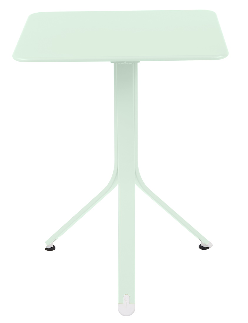 Mintgrüner Rest´O Table Outdoor Tisch von Fermob mit quadratischer Tischplatte und filigranem Stahlgestell.