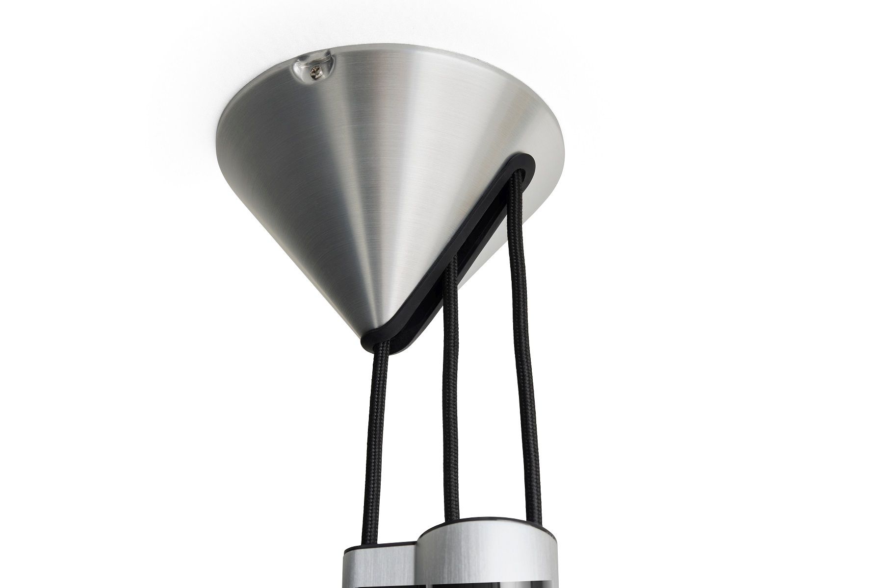 Nahaufnahme der Compass Adjustable Pendelleuchte von Hay mit konischem Baldachin und schwarzen Textilkabeln.