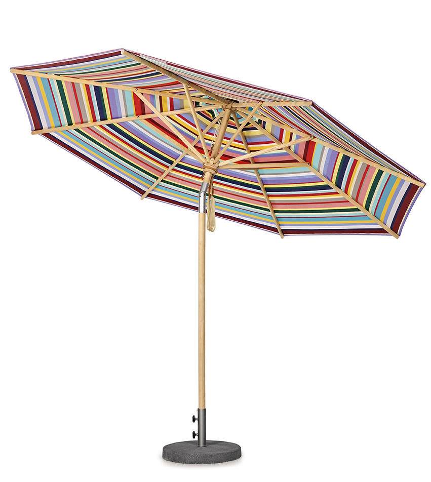Weishäupl Klassiker Schirm: Sonnenschirm mit bunt gestreiftem Bezug, Holzgestell und grauem Schirmständer für Garten und Terrasse.