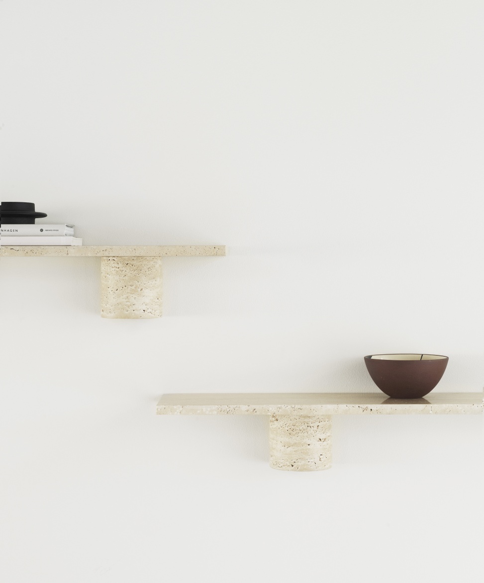 Zwei Sten Regale von Normann Copenhagen aus Travertin an einer weißen Wand.