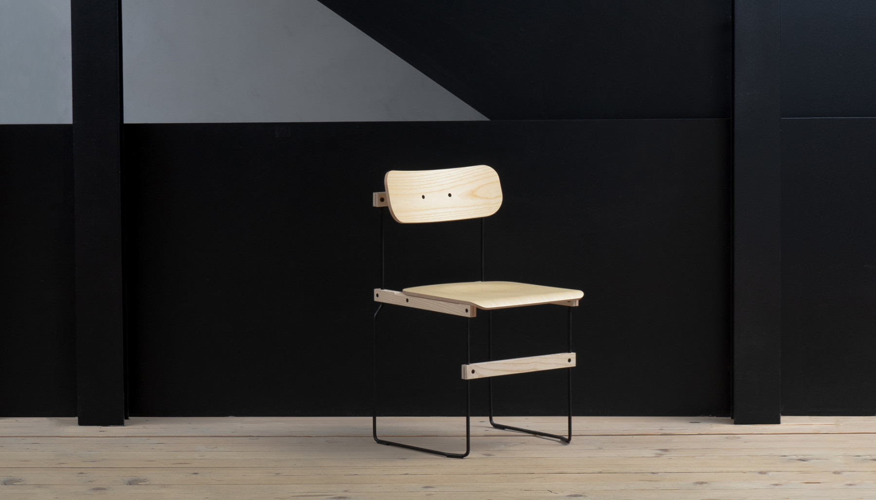 Moderner Holzstuhl mit schwarzem Metallgestell, minimalistisches Design für Esszimmer oder Büro.
