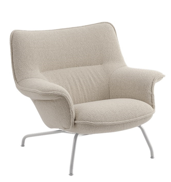 Beiger Doze Lounge Chair von Muuto mit niedrigem Profil und grauem Metallgestell.