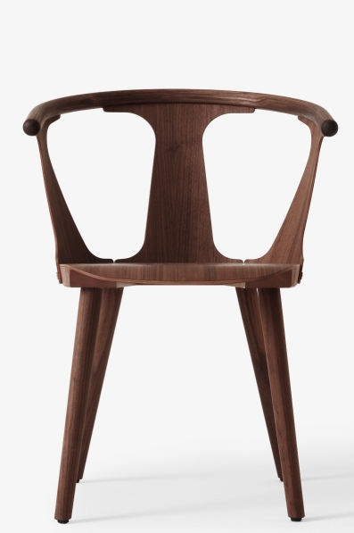 AndTradition In Between Chair SK1 aus Nussbaumholz, Ansicht von vorne, Design Stuhl.