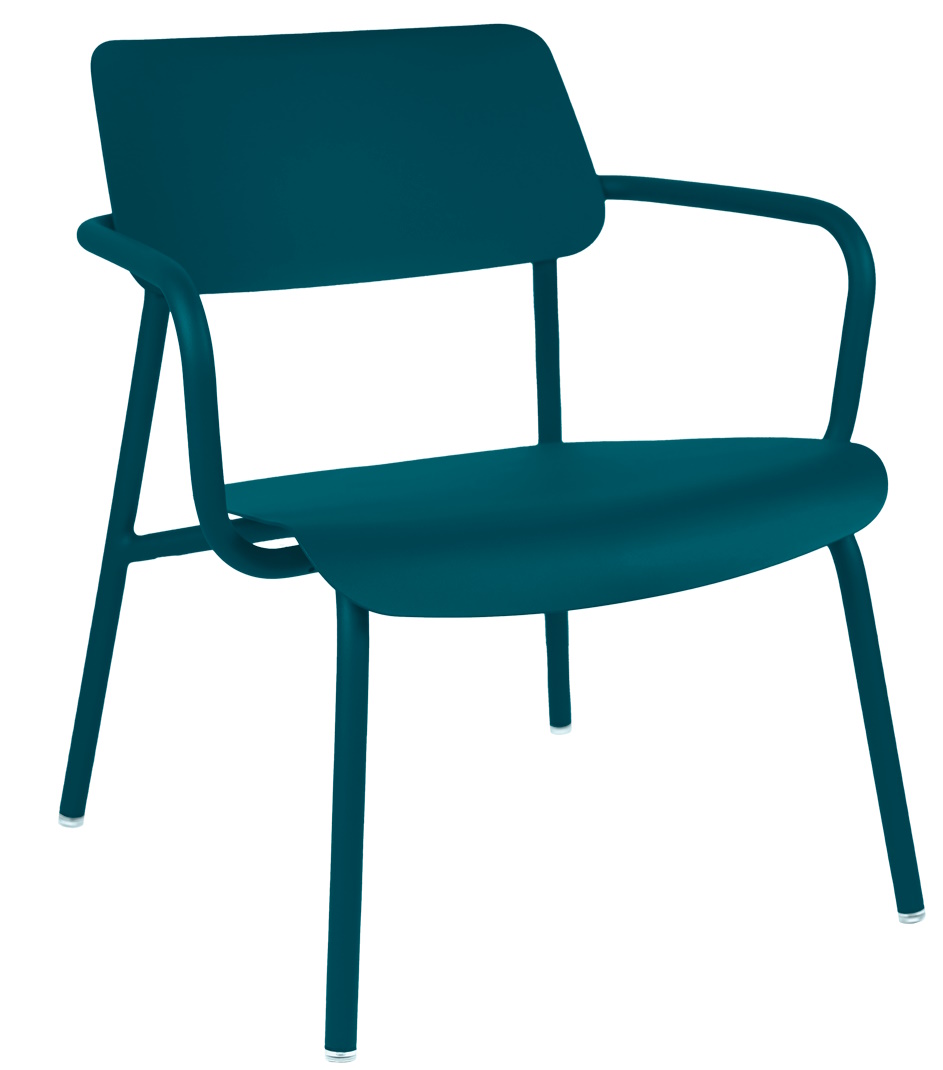 Blauer Studie Lounge Sessel von Fermob für den Außenbereich, modernes Design mit Armlehnen.