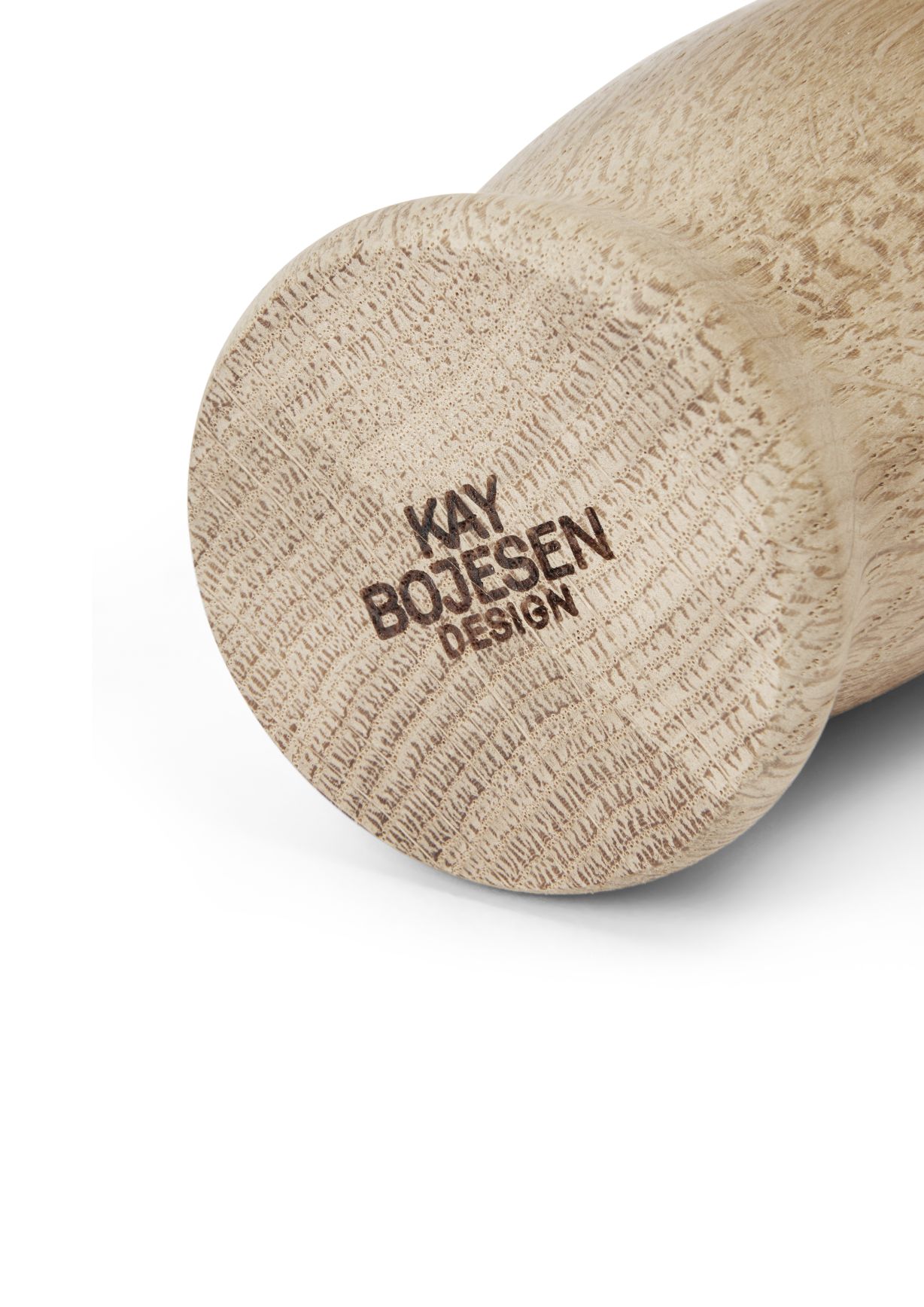 Detailaufnahme der Unterseite eines Kay Bojesen Holz Elefanten aus Eiche mit eingraviertem Logo.