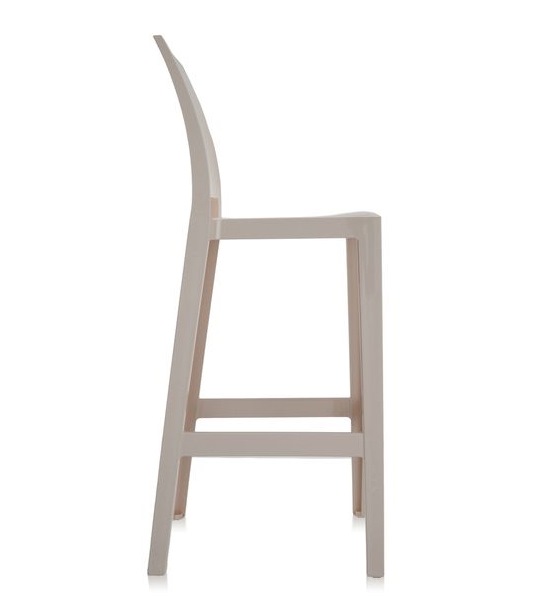 Seitenansicht: Kartell One More Barhocker in Beige, moderner Design-Hocker für Küche oder Bar.