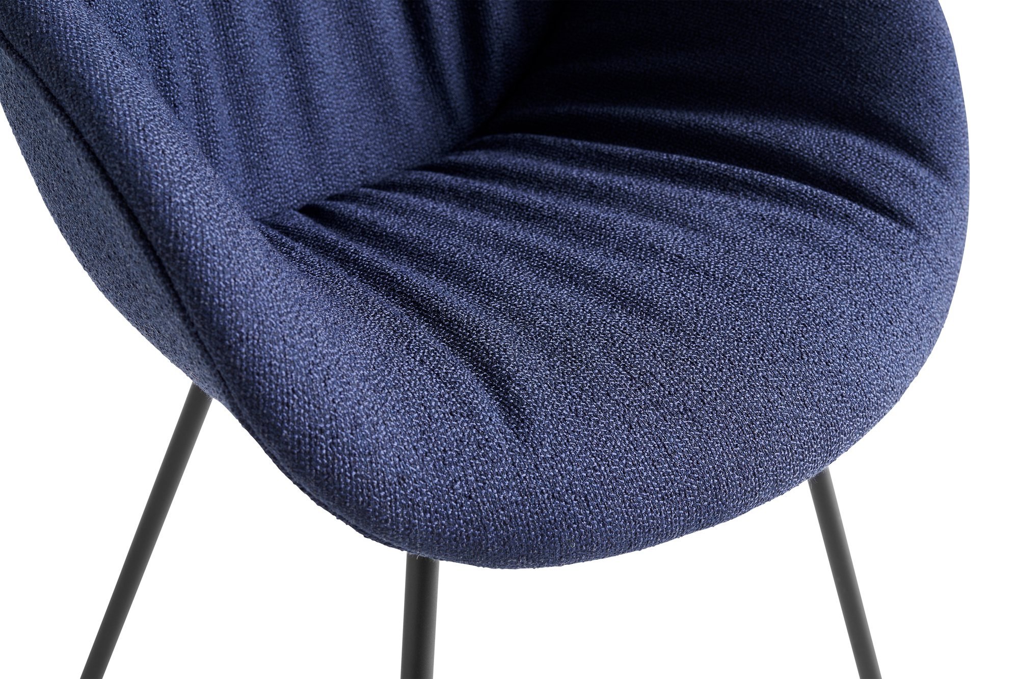 Detailaufnahme des blauen About a Chair AAC127 Hay Stuhls mit weicher Polsterung und schwarzen Beinen.