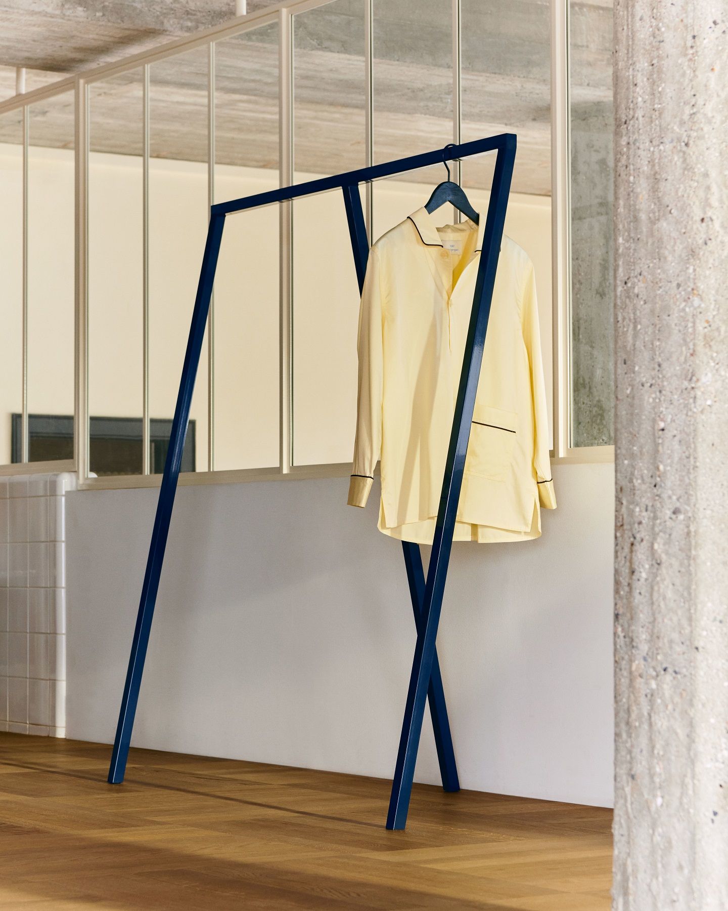 Hay Loop Stand Wardrobe Garderobe in Blau mit gelbem Hemd im modernen Interieur.