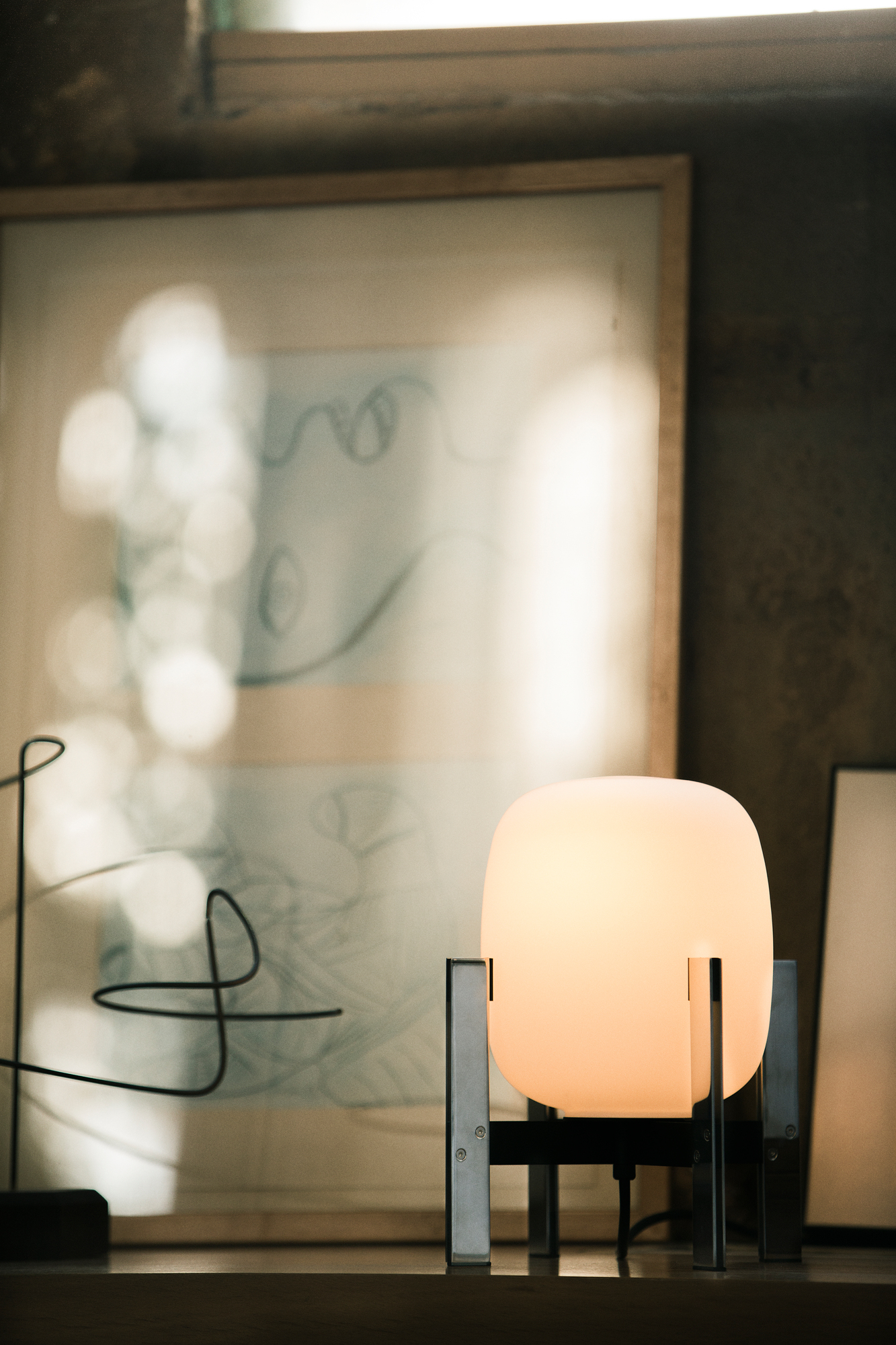 Nahaufnahme der leuchtenden Cestita Metálica Tischleuchte von Santa & Cole. Moderne Tischlampe mit Metallgestell.