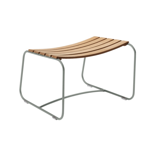 Fermob Surprising Outdoor-Fußhocker mit Lattenrost aus Holz und grauem Metallgestell, freigestellt auf weißem Hintergrund.