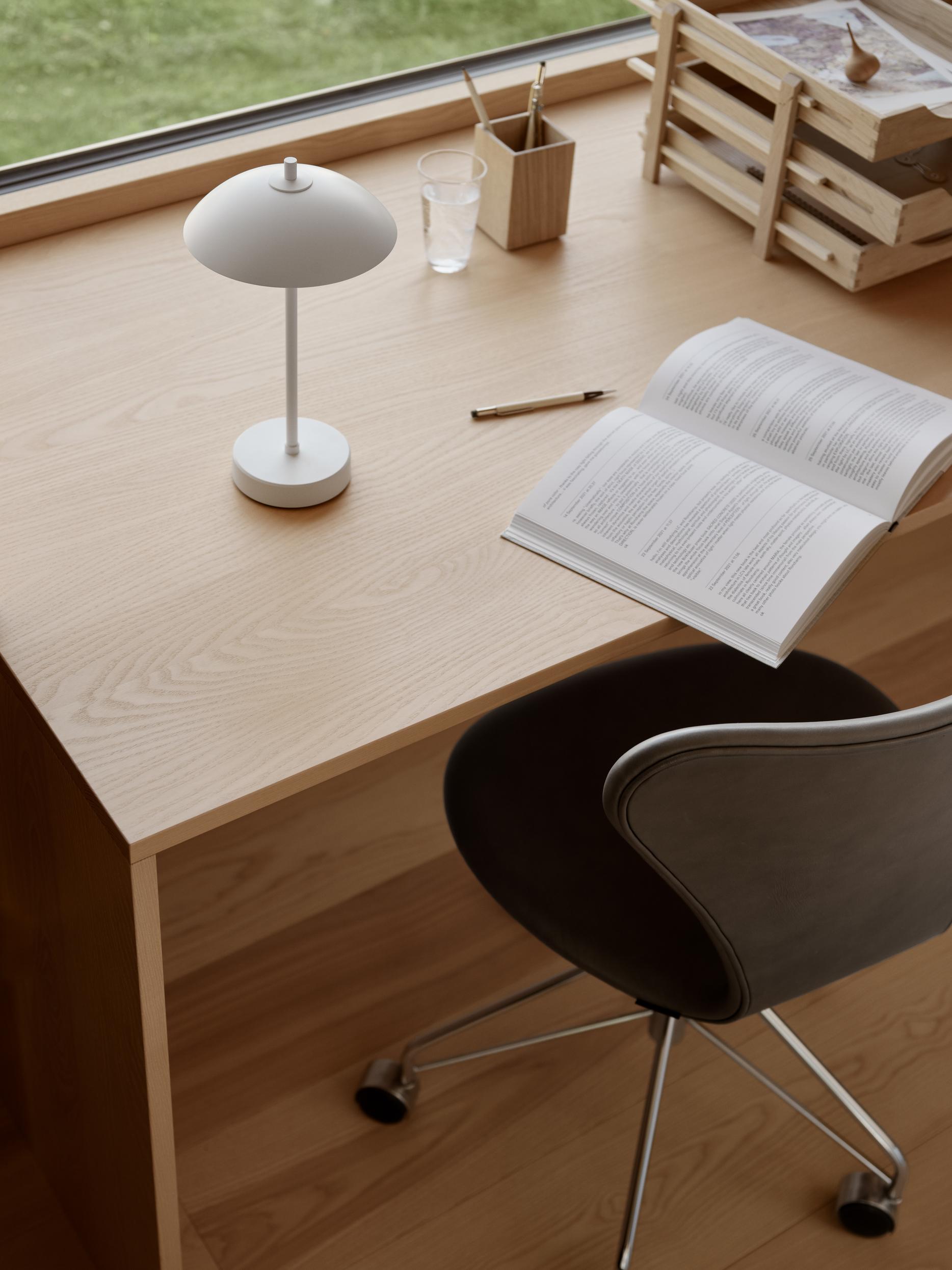 Clam Portable tafellamp, oplaadbare lamp van Fritz Hansen