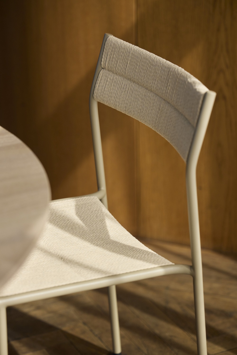 Detailaufnahme des Vev Dining Chair Stuhls von Northern mit hellem Textilbezug und minimalistischem Design.