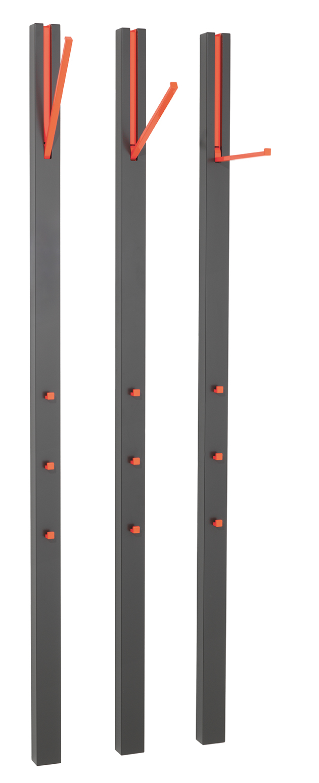 Schönbuch Line Garderobenelement: Drei graue, minimalistische Garderobenleisten mit orangefarbenen Haken und Ablagen für Flur und Diele.