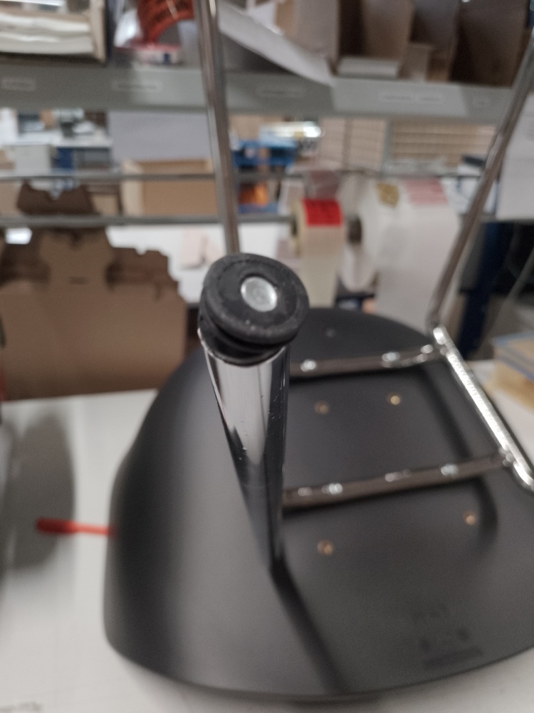 Detailaufnahme vom Fuß des schwarzen About A Chair AAC26 Stuhls mit Chromgestell, ein Mängelexemplar von Hay.